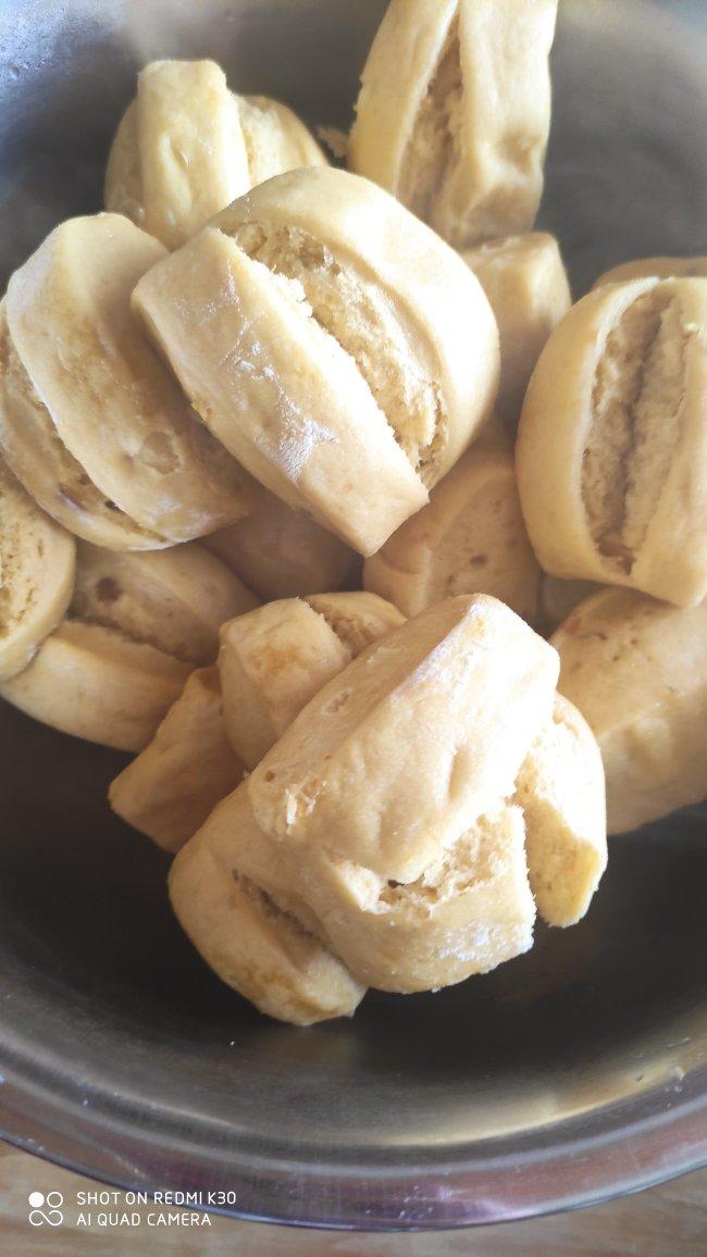 就像有句话所说：成年人的世界里，从来就没有“容易”二字。很多时候，你只能单枪匹马，直面生活的兵荒马乱。