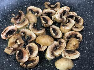 ㊙️罗勒蒜香黄油烤三文鱼佐奶油菠菜蘑菇的做法 步骤9