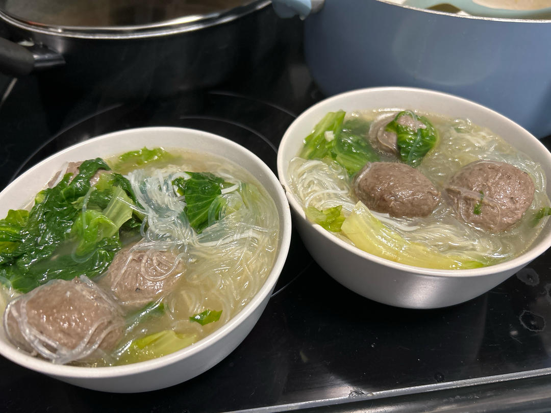 简单快手的潮汕家常汤-牛肉丸生菜汤