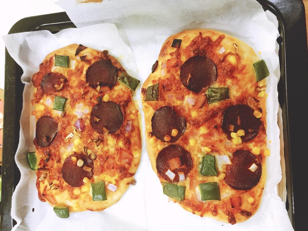 薄饼脆皮火腿pizza