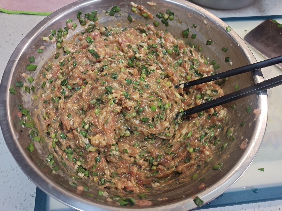 韭菜猪肉丸子的做法 步骤2