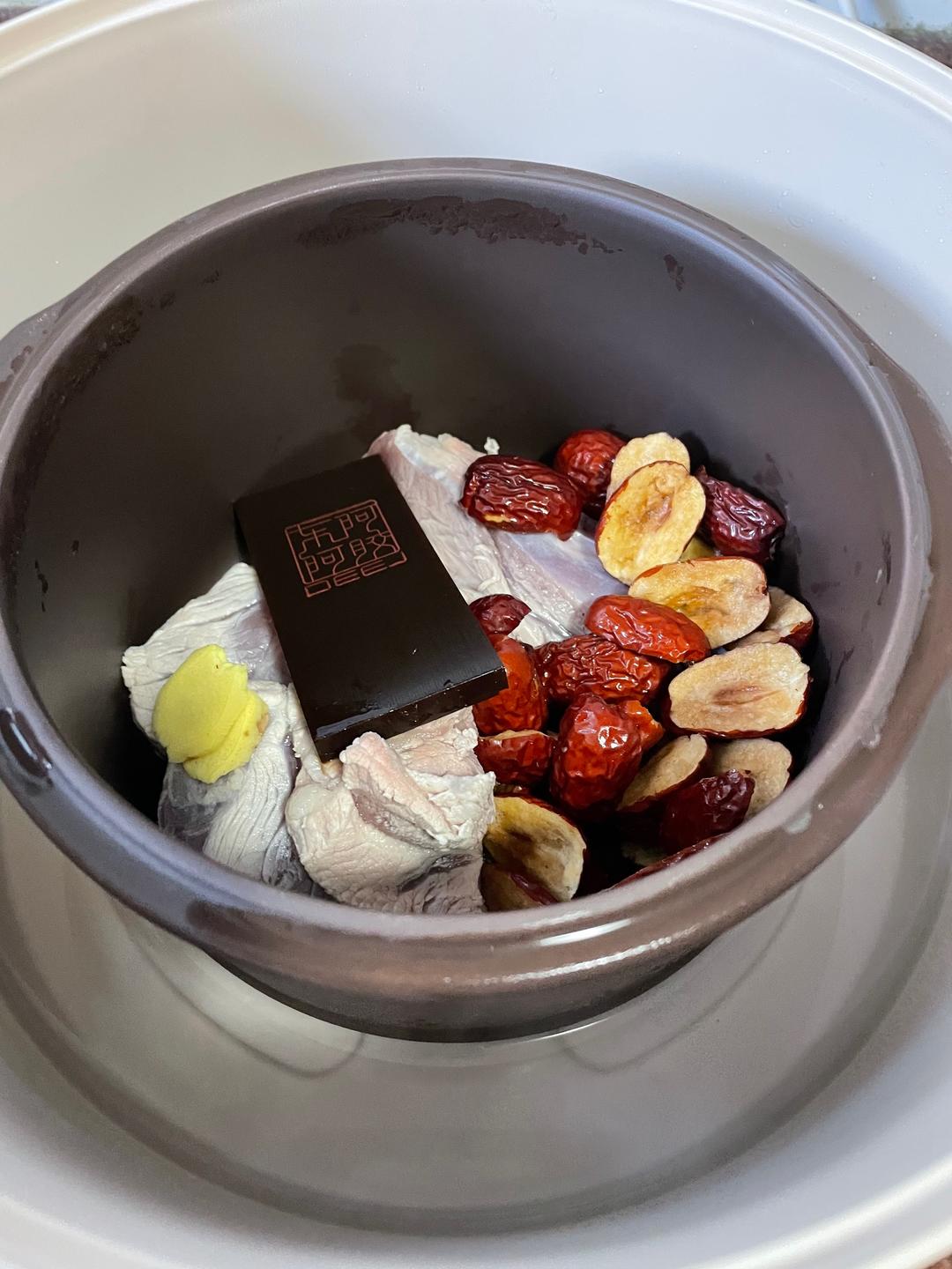 经期后美容补血——阿胶瘦肉汤