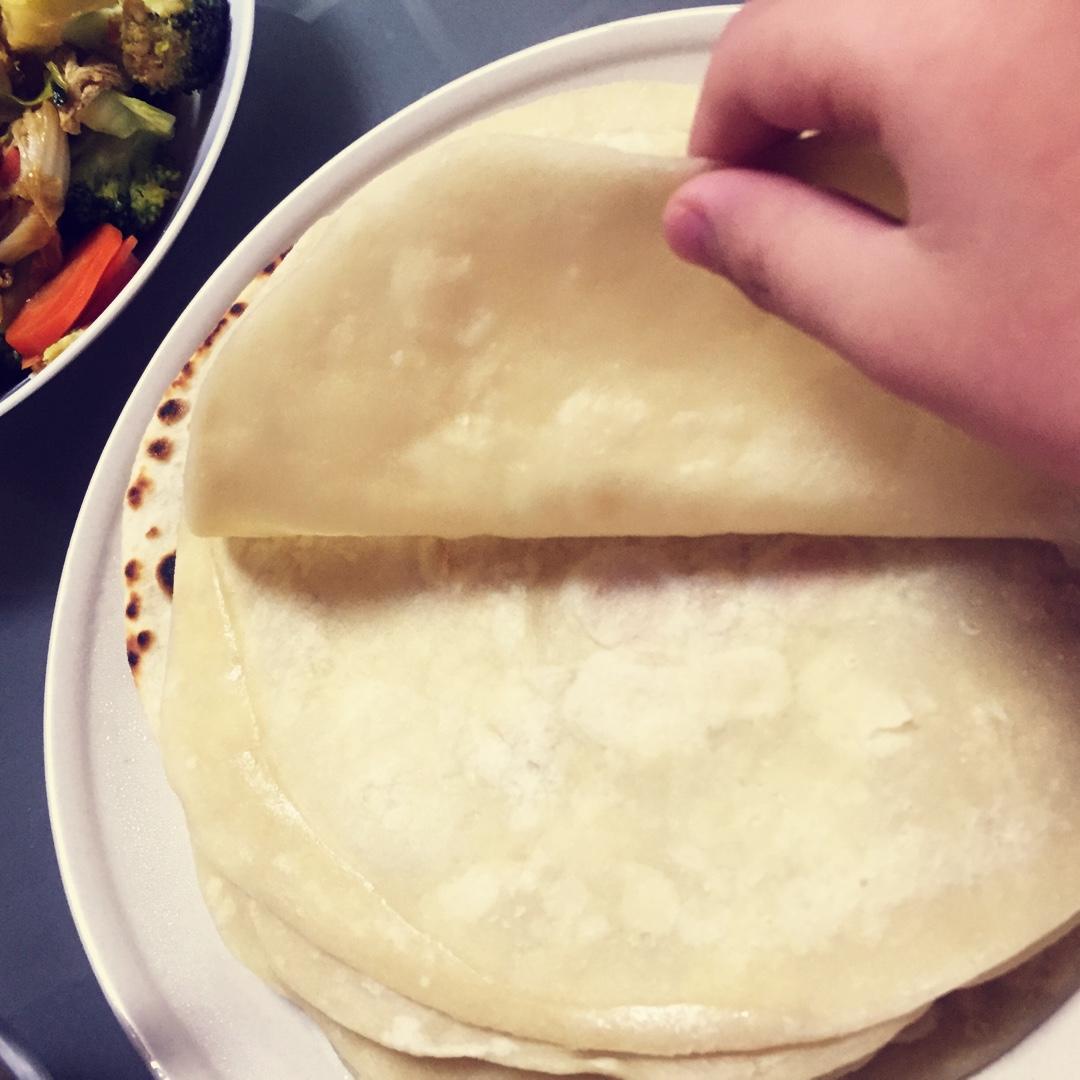 烙春饼(用视频告诉你，这饼有多软)