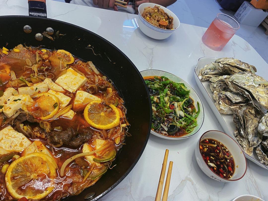 天冷的时候，来一锅热腾腾的韩式牛肉泡菜锅