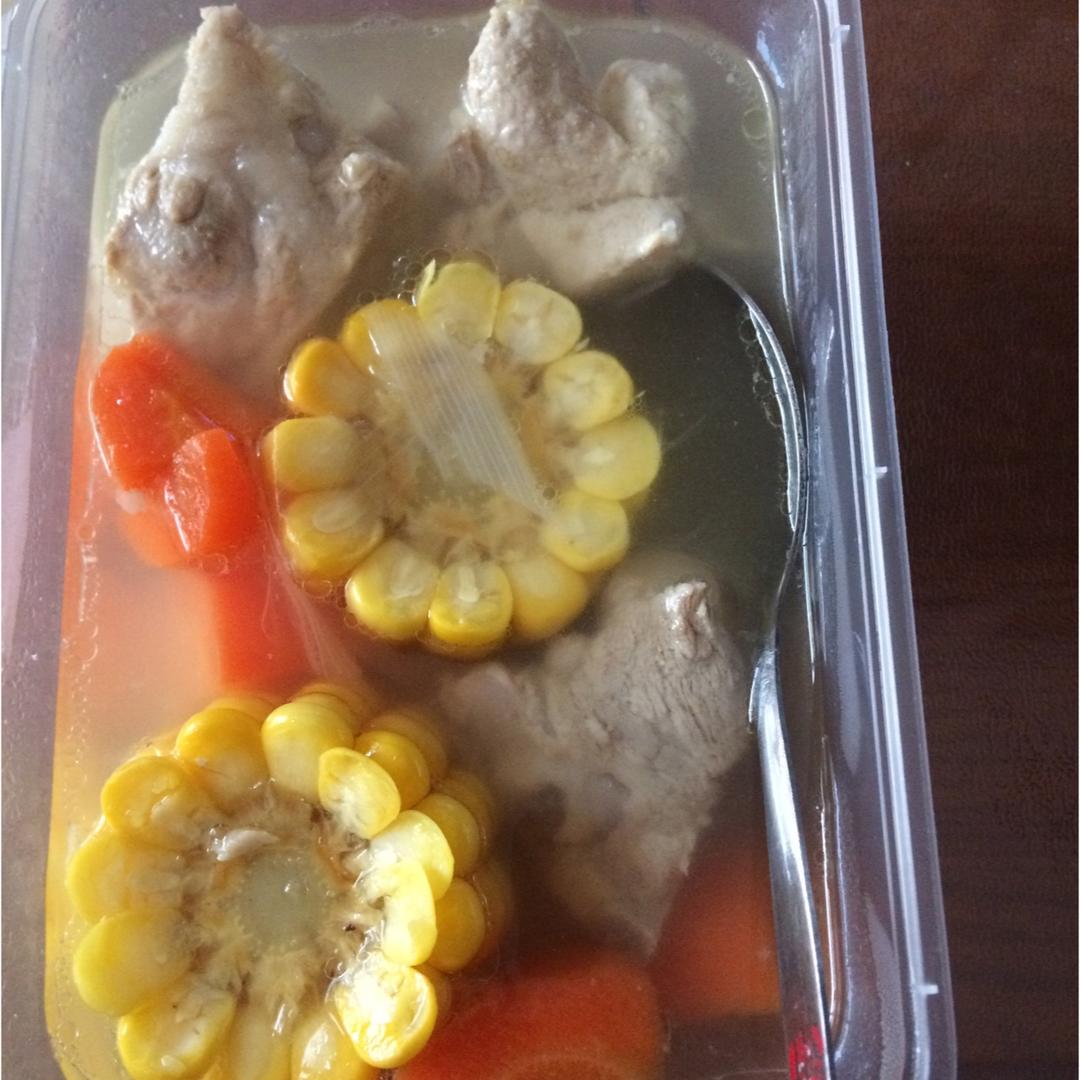 胡萝卜玉米排骨汤