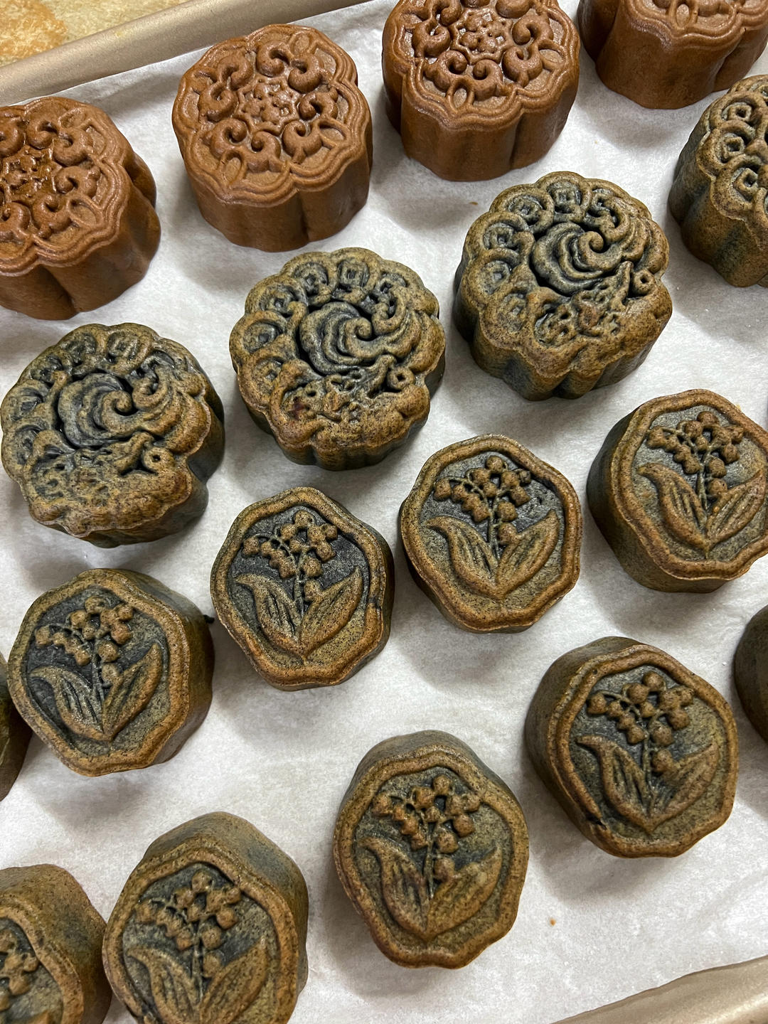 黑米月饼 | 青铜鎏金月饼