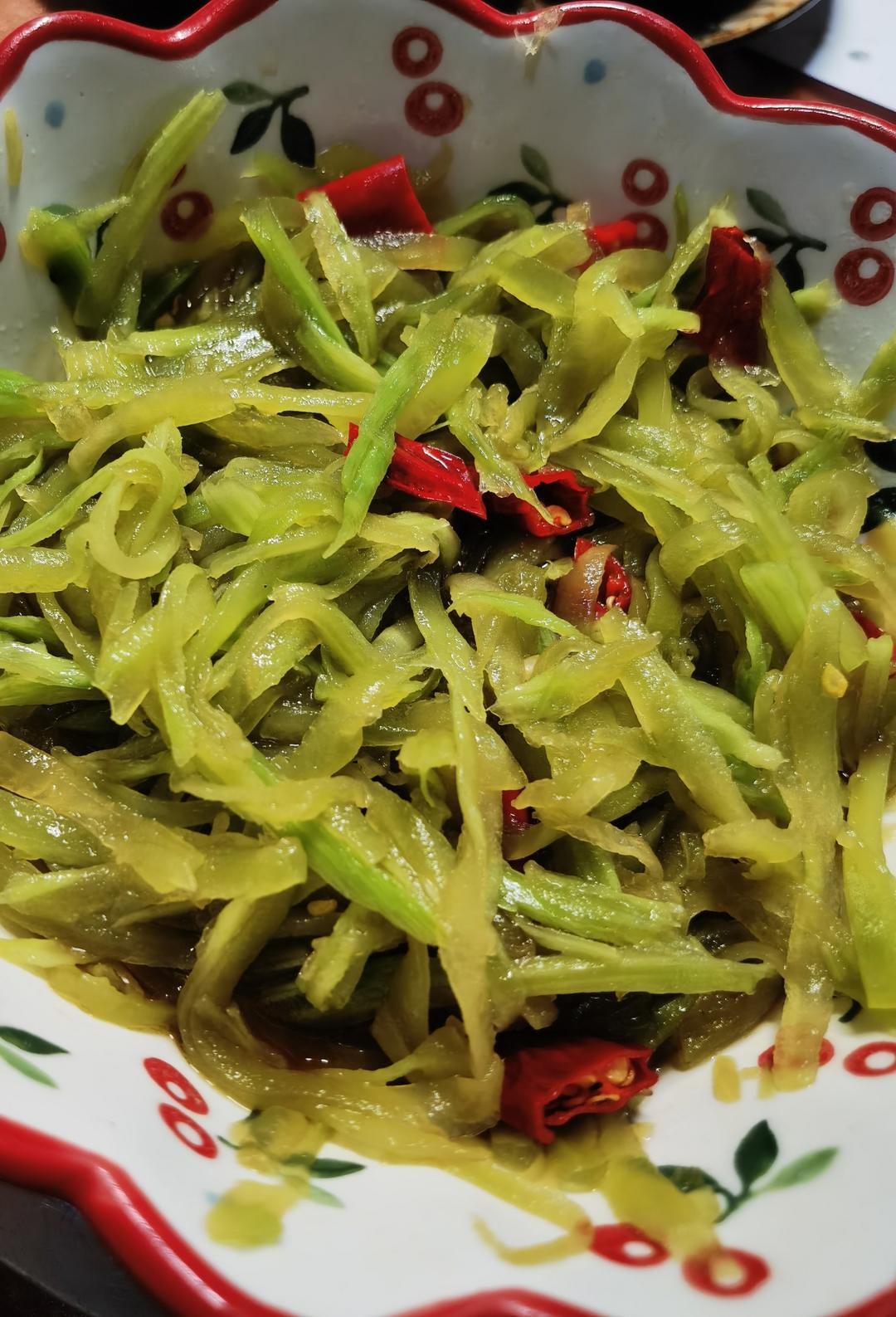 想告诉全世界，这菜太解腻！爽脆开胃的莴笋丝