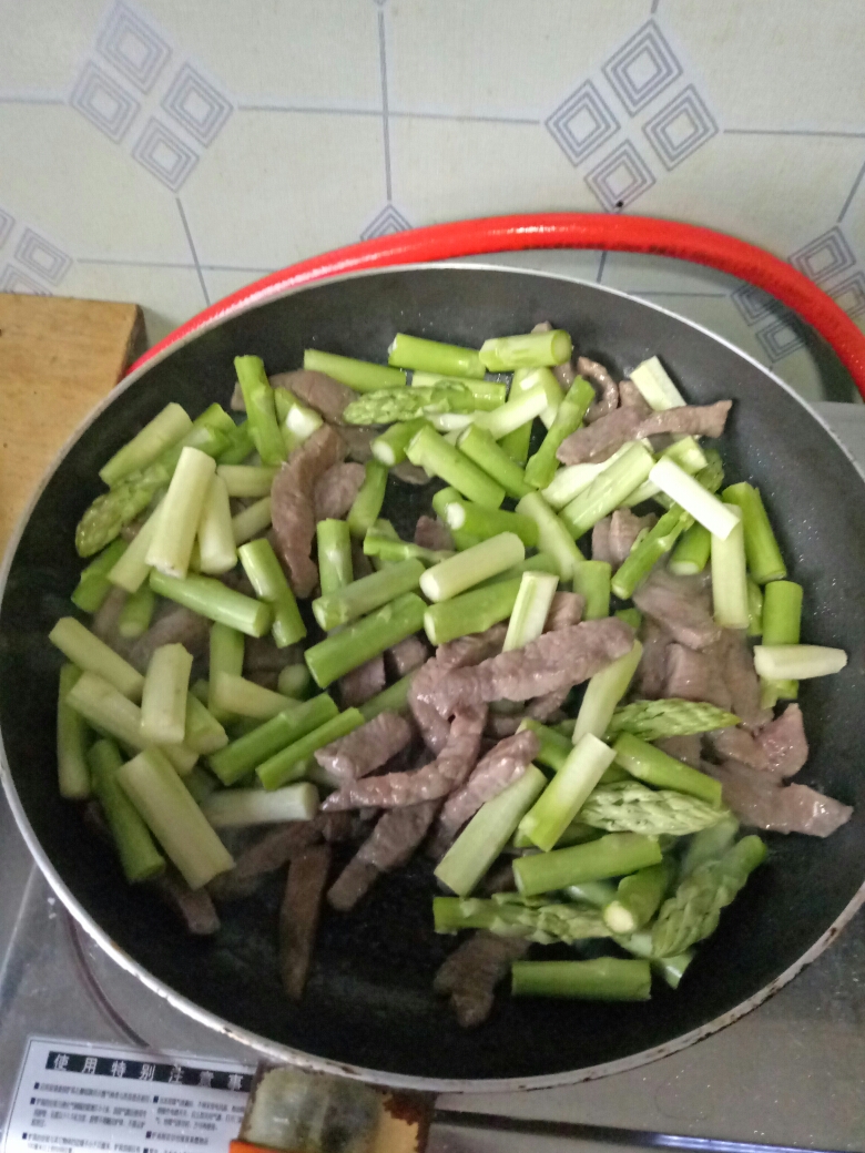 牛排炒芦笋（简单快手夏日开胃菜）的做法 步骤3