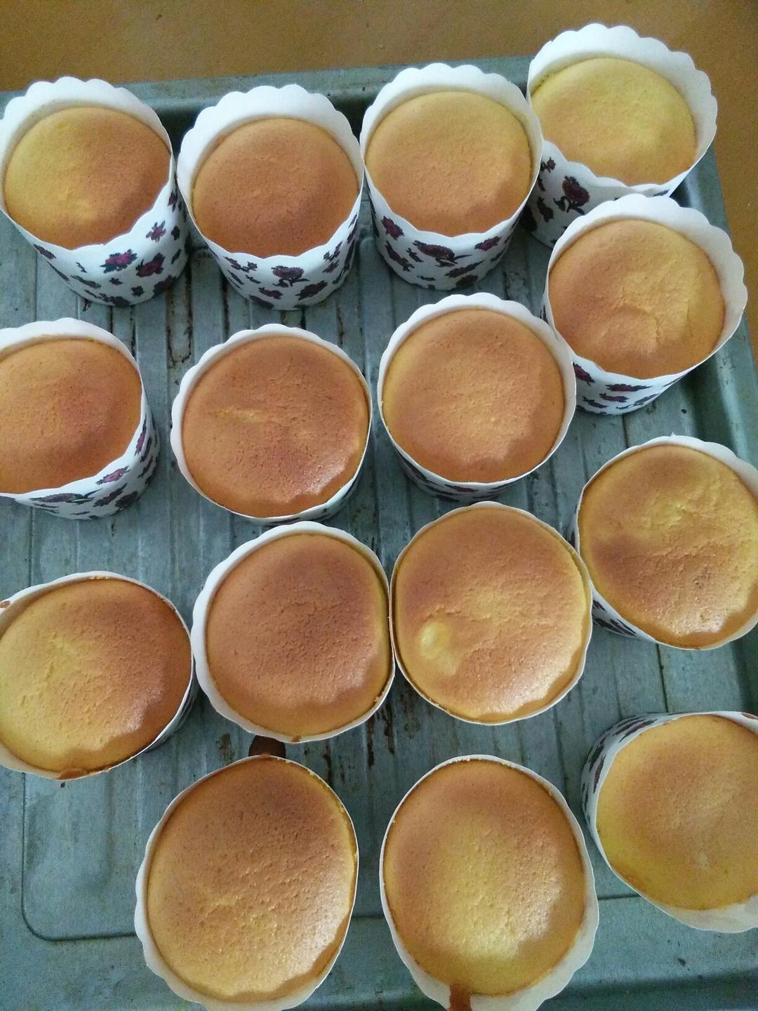 软绵绵戚风纸杯蛋糕