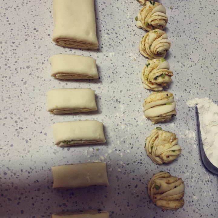 碧波荡漾葱油花卷｜附葱花不变黄小技巧