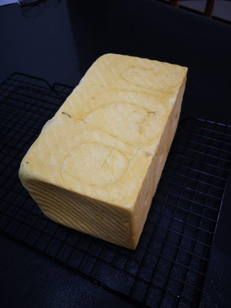 金灿灿的南瓜吐司，松软得没话说！