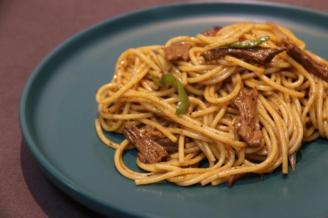 【黑椒牛肉意面】的做法