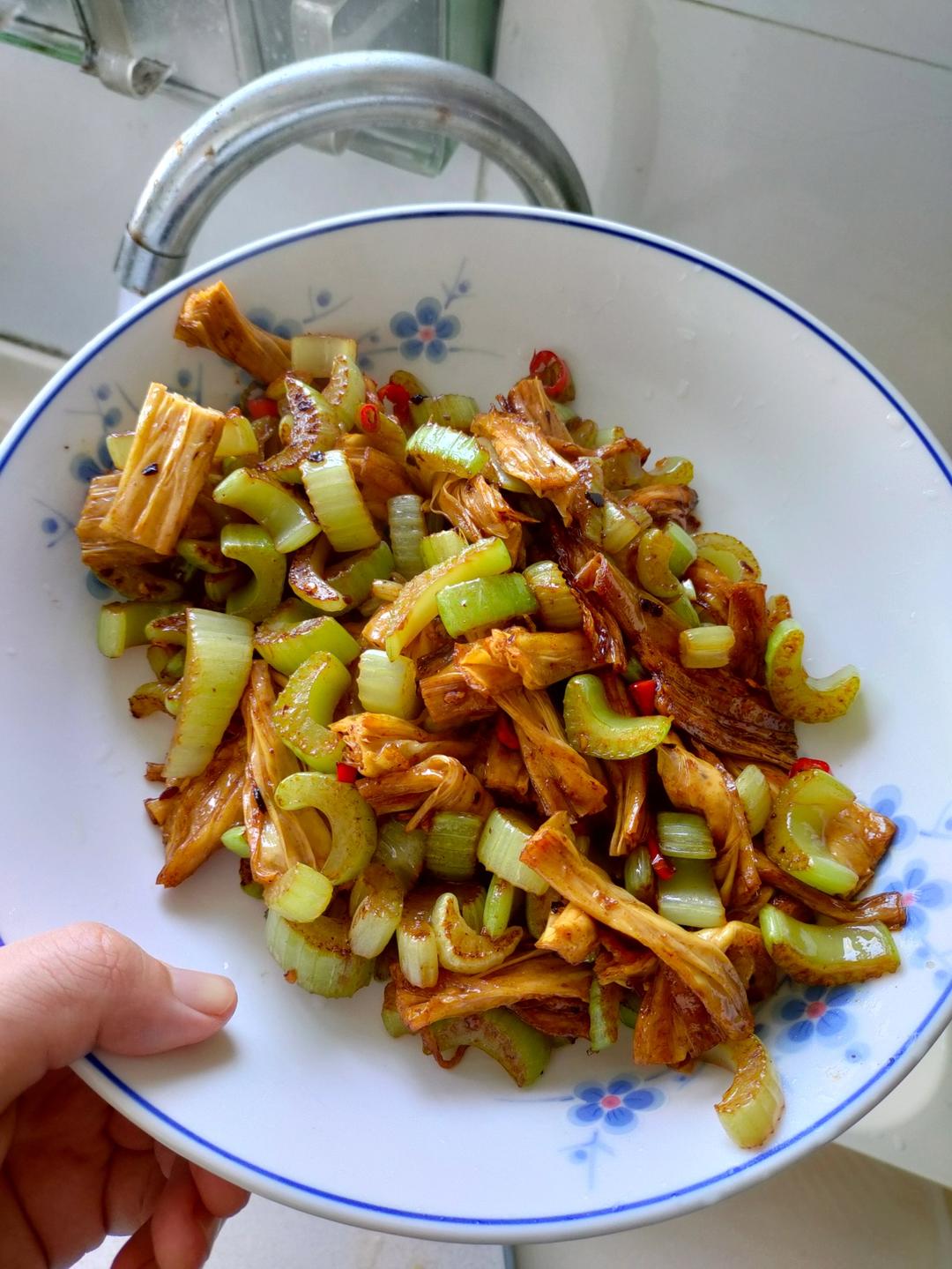 芹菜炒腐竹