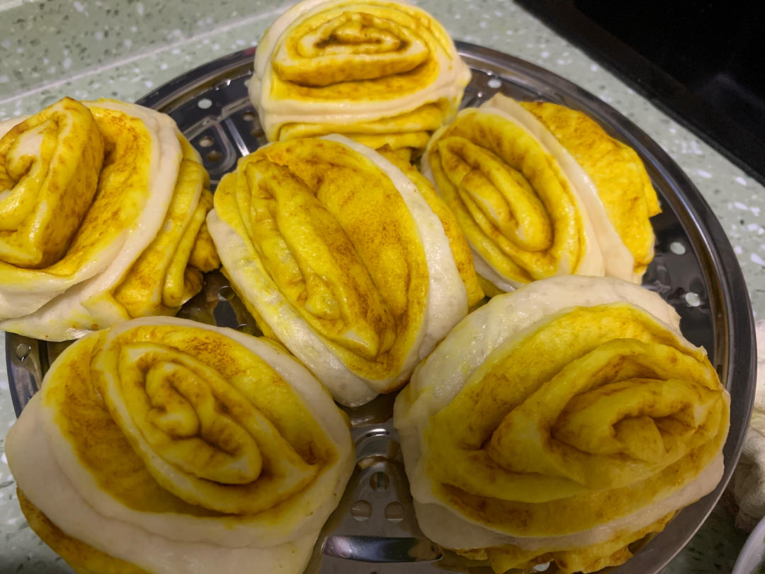 抹上姜黄粉做的花卷,味道独特,非常的香