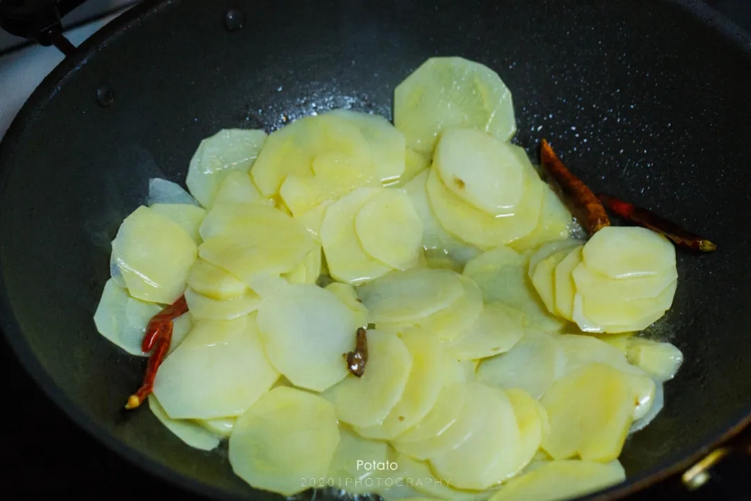 清炒紫苏土豆片，一道超级下饭的家常菜的做法 步骤5