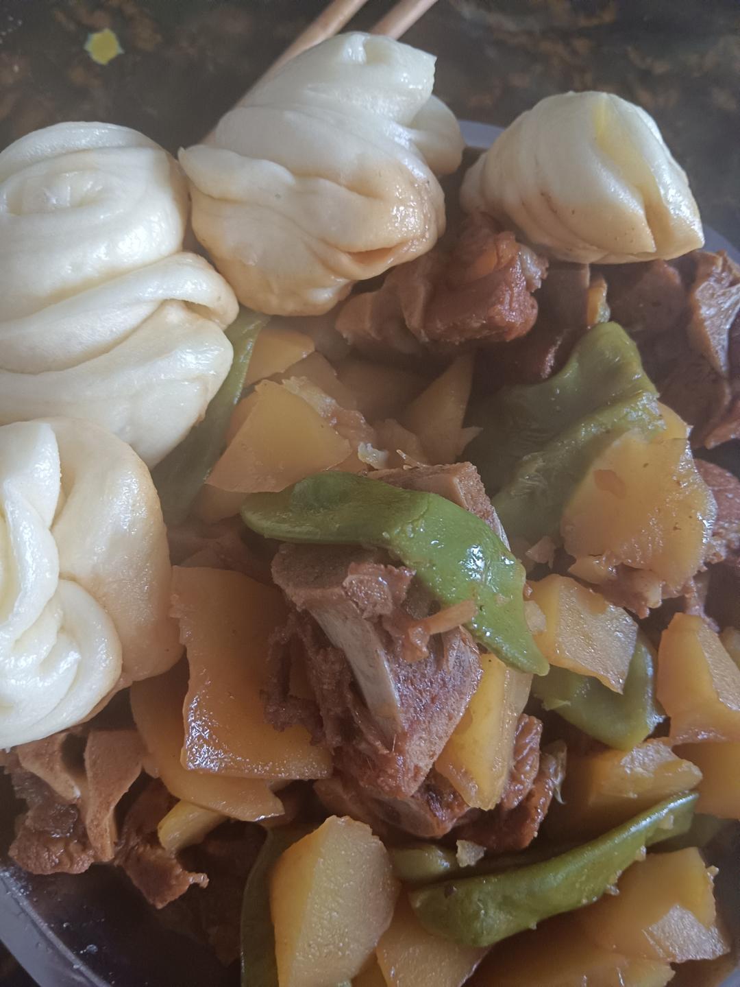 一锅出-豆角土豆玉米五花肉卷子