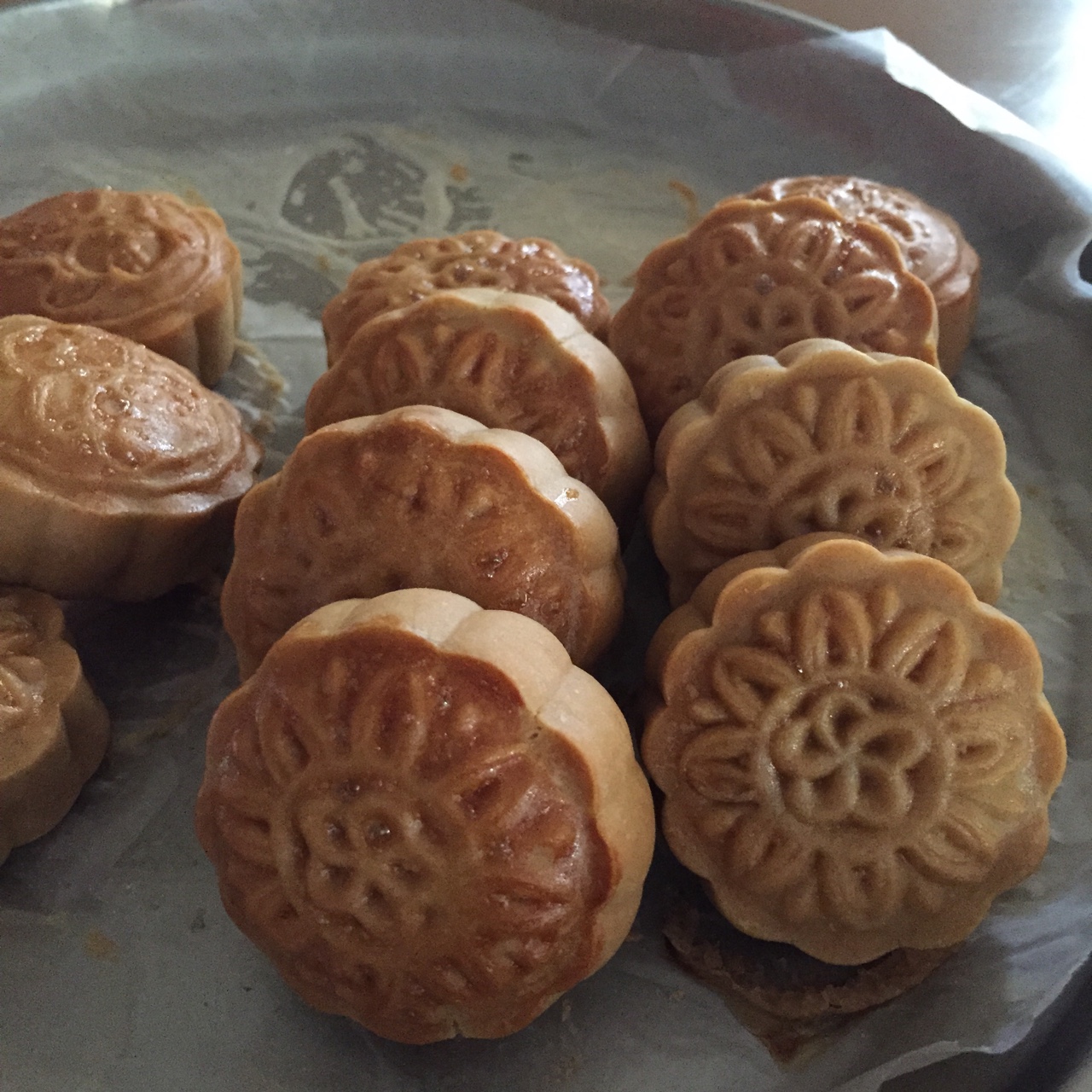 广式月饼—蛋黄芝麻月饼