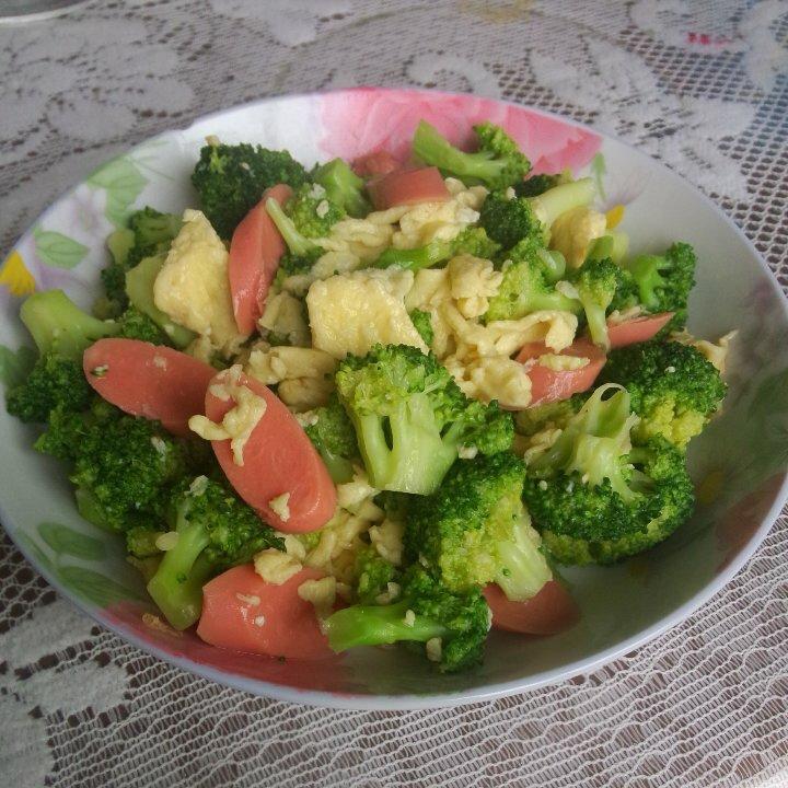 {☀快手晚餐☀}火腿肠滑蛋西兰花