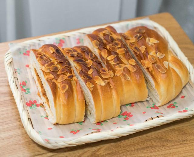 蛋糕面包一口吃【面包夹肉松蛋糕】的做法