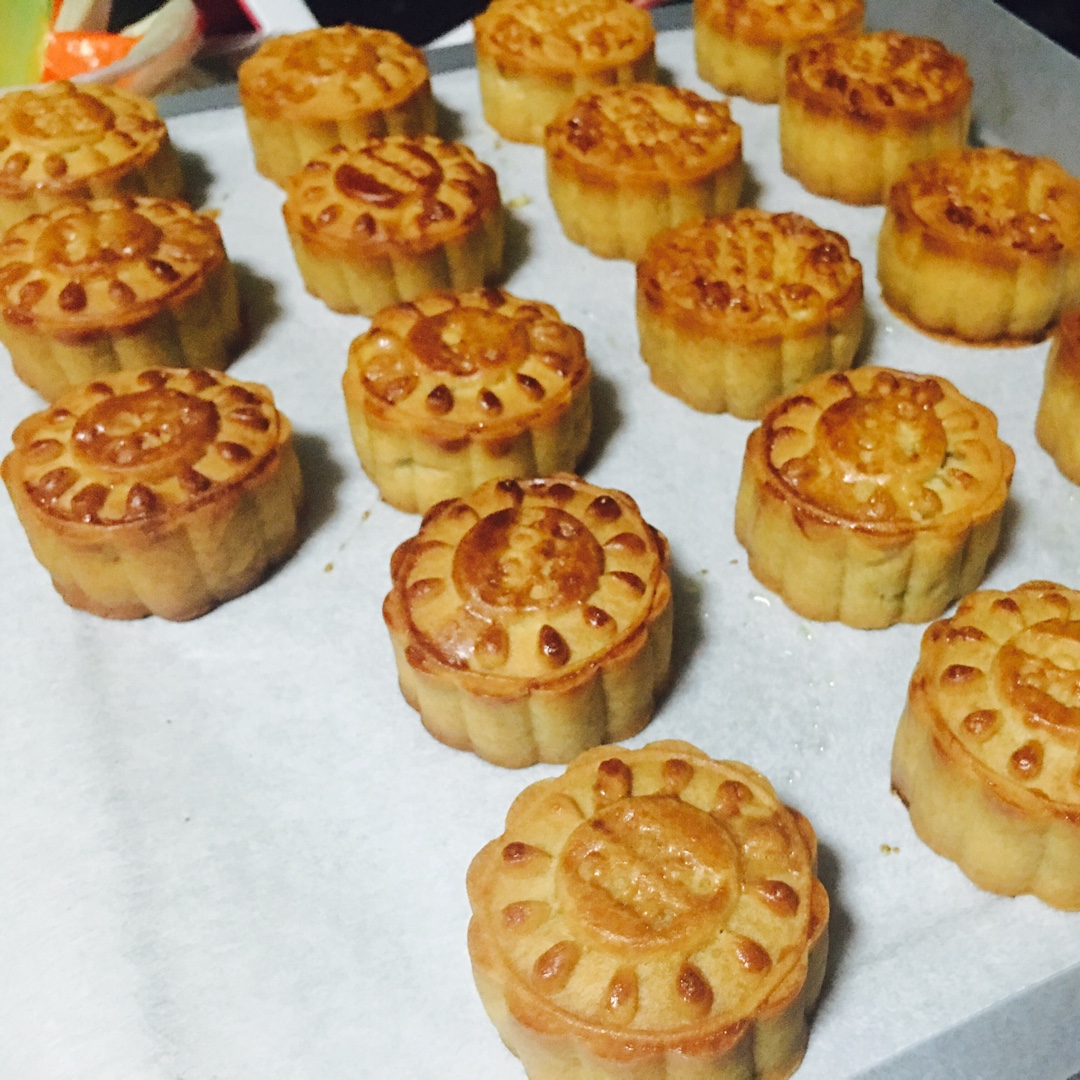 广式月饼－－蛋黄豆沙月饼