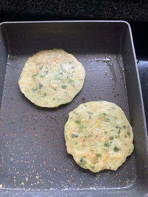 青菜牛肉松颗粒面软饼（10个月辅食）的做法 步骤6