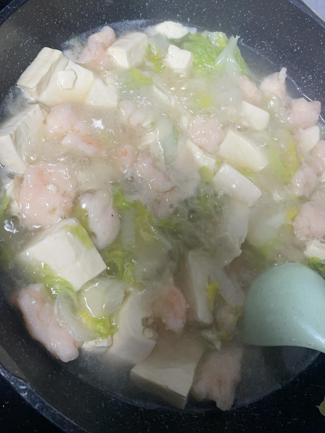 Q弹嫩滑的自制虾滑豆腐白菜汤