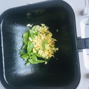 葱姜蒜炒花甲【饭来自动炒菜机菜式】的做法 步骤2