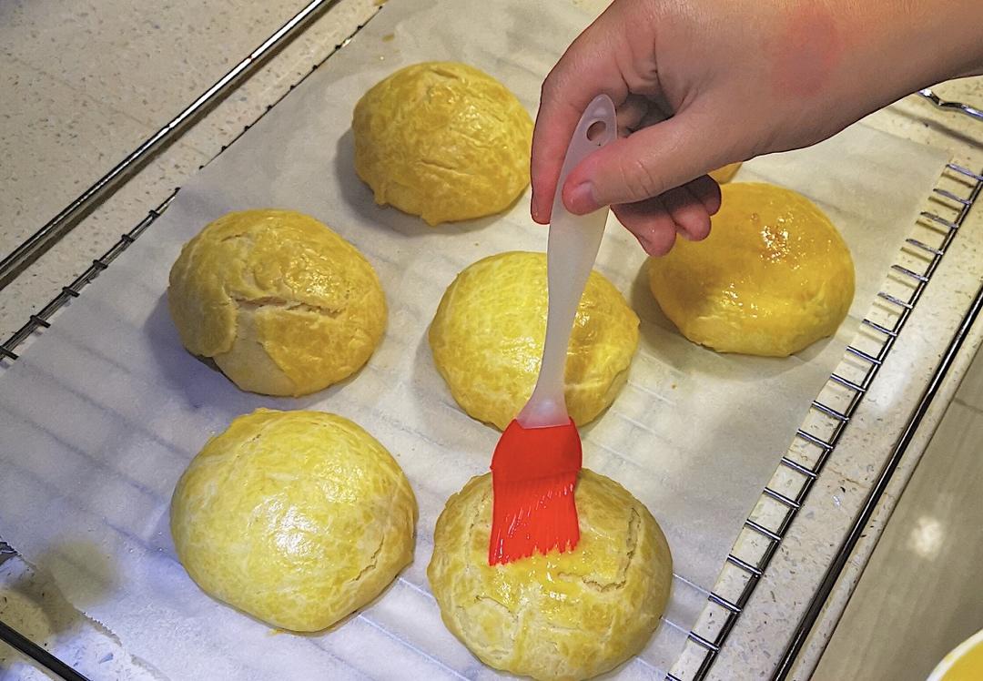 好吃到炸裂的港式菠萝包（附带制作酥皮的小视频）