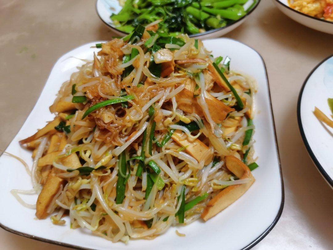 美味营养的                            粉丝韭菜豆芽鸡蛋拌菜