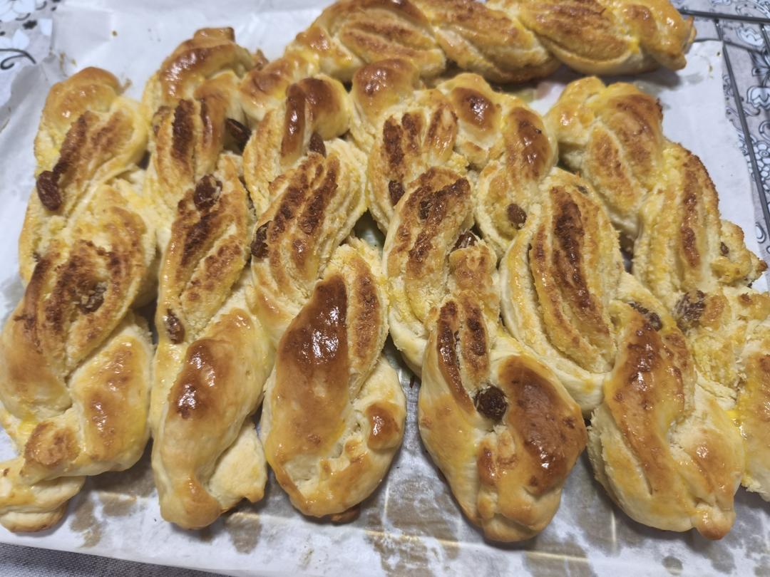 这面包也太香了，新手也能轻松做出来的椰蓉提子卷！