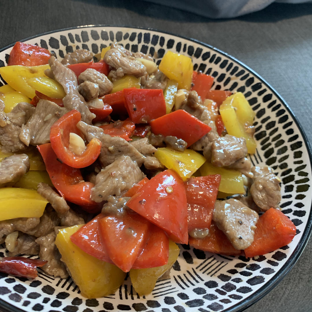 3分钟快手青椒炒牛肉，家庭版无盐无味精嫩香牛肉，我的常备菜单