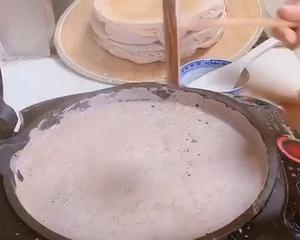 杂粮发面煎饼 摊煎饼手法的做法 步骤4