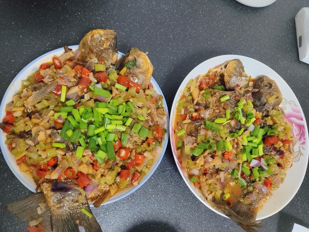细嫩鲜香家常红烧小鲫鱼