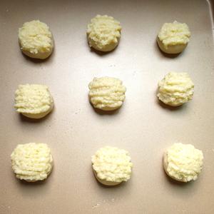 一次发酵简单版，奶香椰蓉小餐包的做法 步骤5