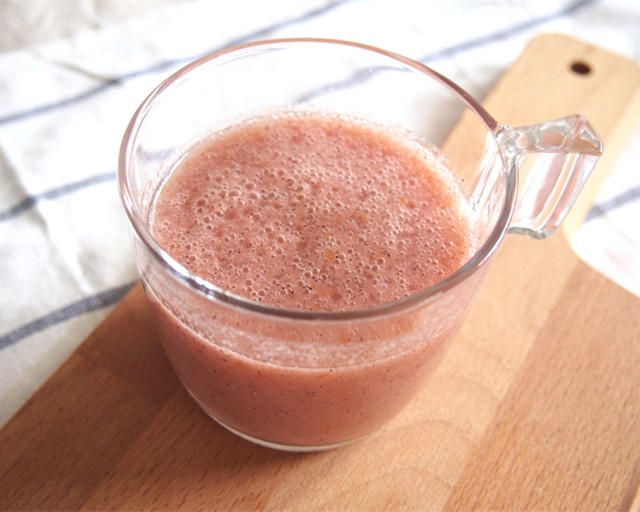 番茄不再配鸡蛋的火龙果番茄葡萄汁的做法