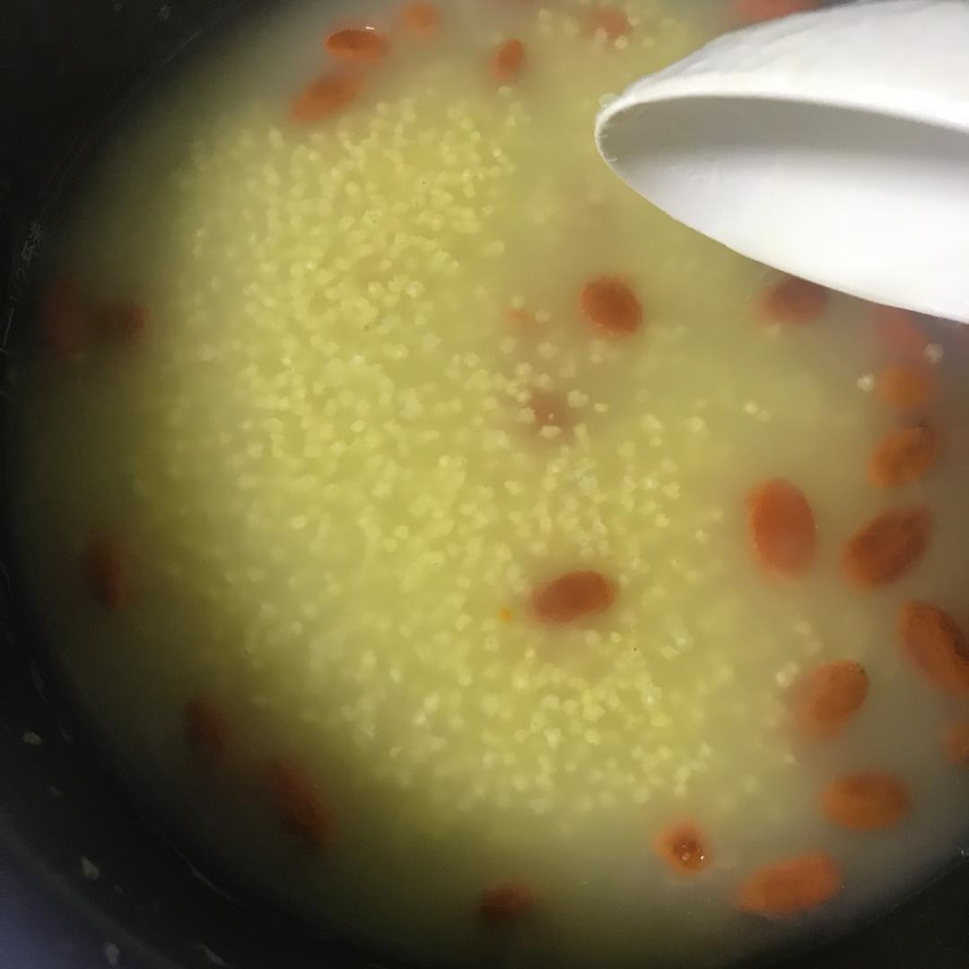 终于熬出一锅有厚厚米油的小米粥
