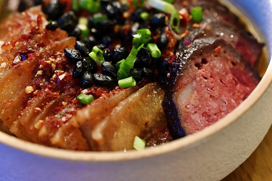 腊香四溢|猪血丸子蒸腊肉