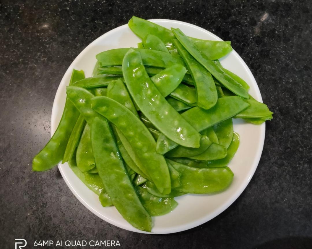 荷兰豆炒鱿鱼              简单快手家常菜的做法 步骤2