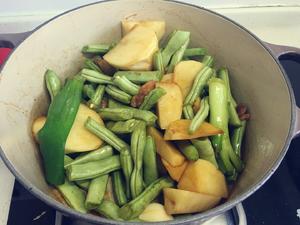 芸豆土豆五花肉炖粉条的做法 步骤6