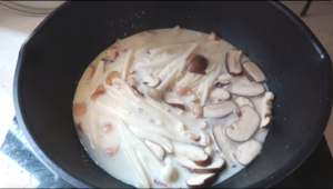 简易版菌菇培根白酱意面的做法 步骤7
