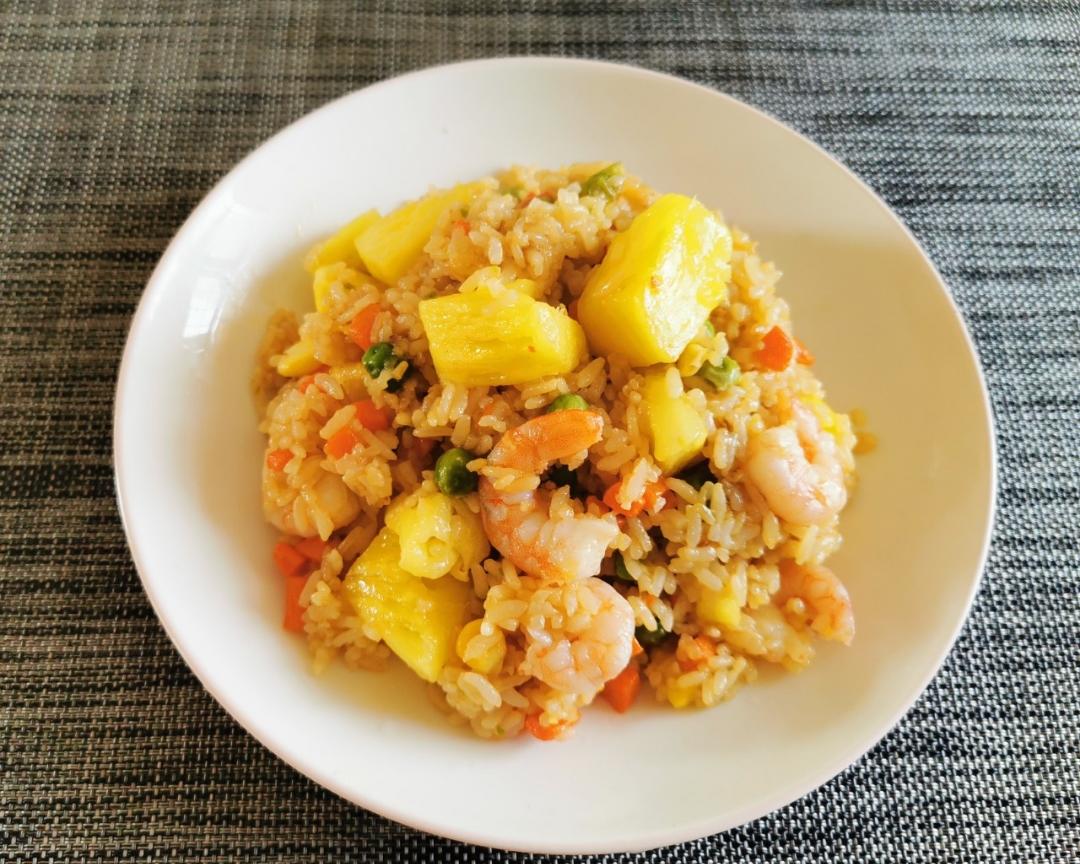 美味虾仁菠萝炒饭