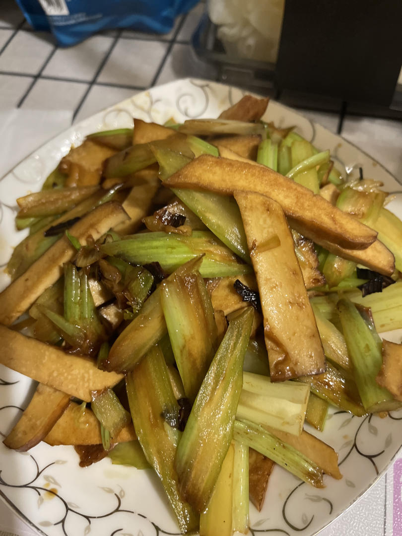 童年味道～熏干炒芹菜