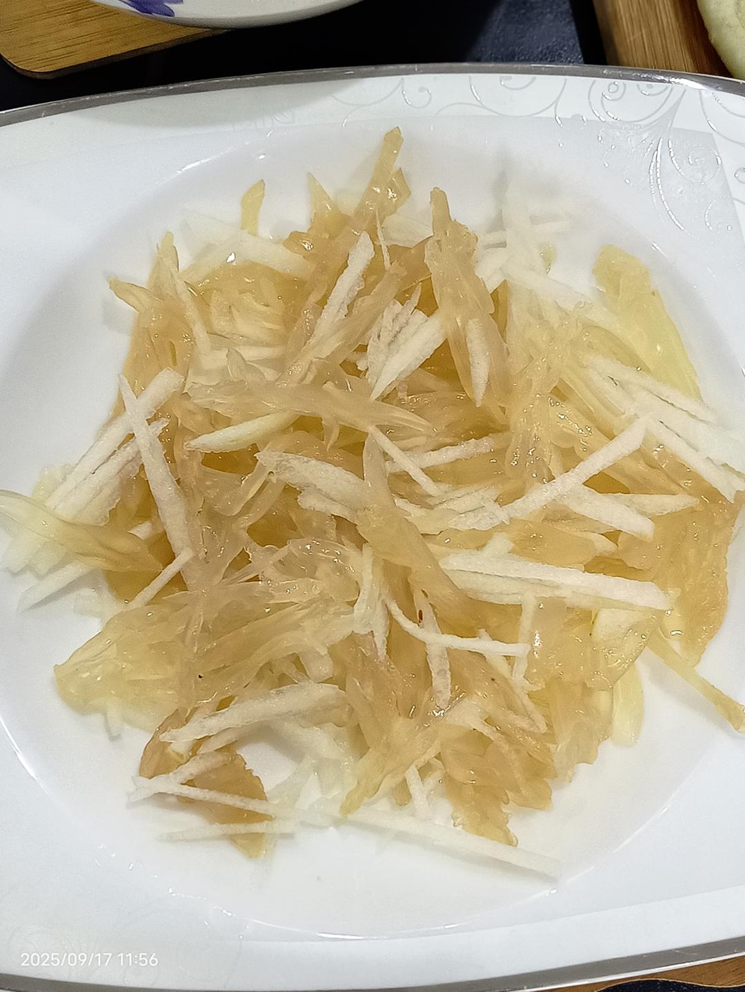 不一样的凉拌海蜇皮，海蜇拌香梨丝，超适合夏日小清新凉菜，会切丝就行