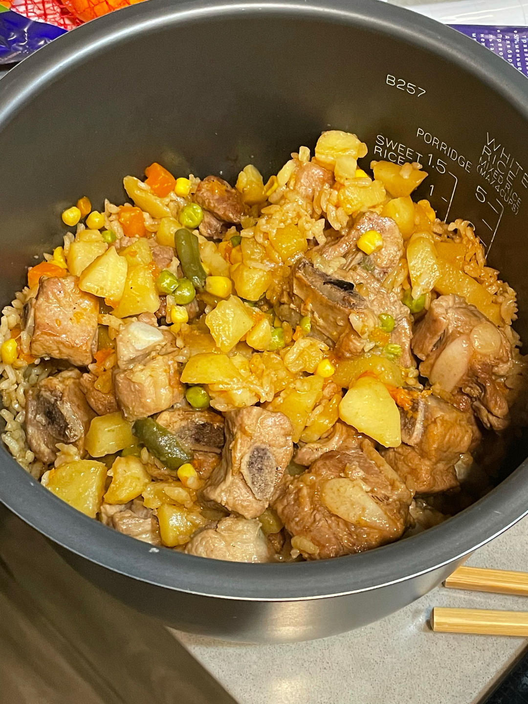 电饭锅排骨土豆焖饭