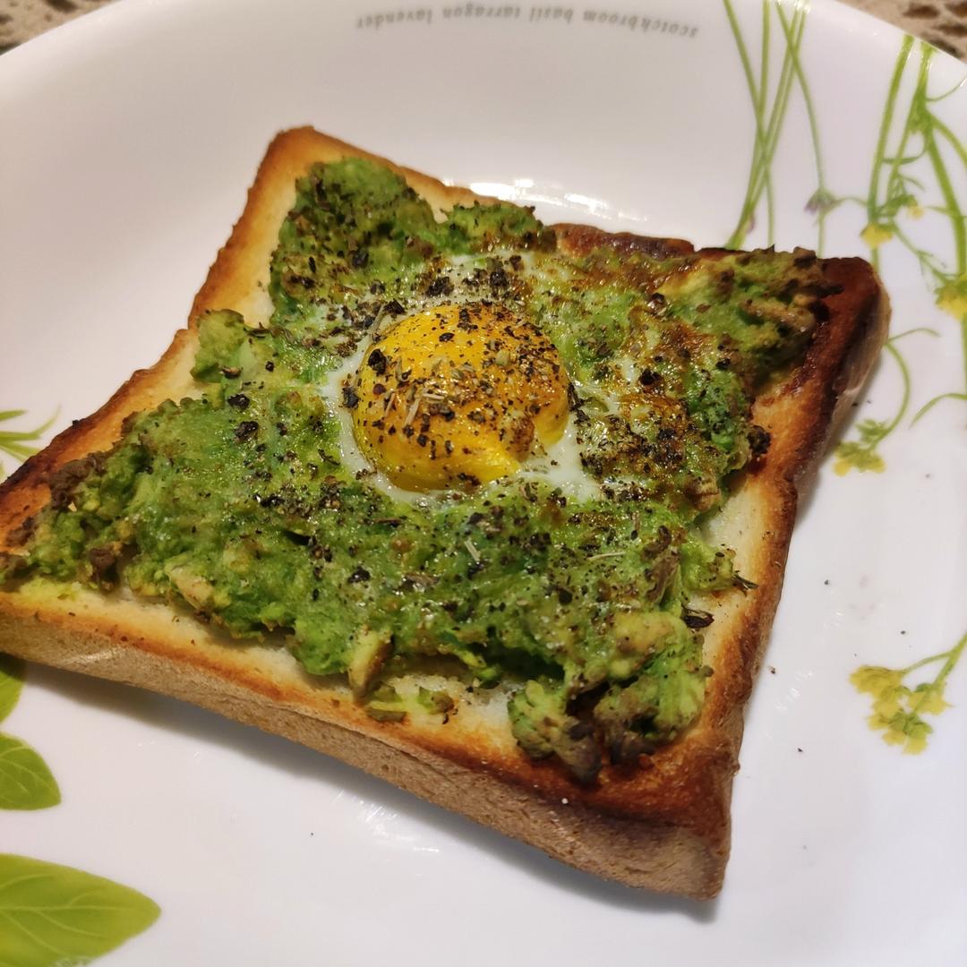 牛油果太阳蛋吐司