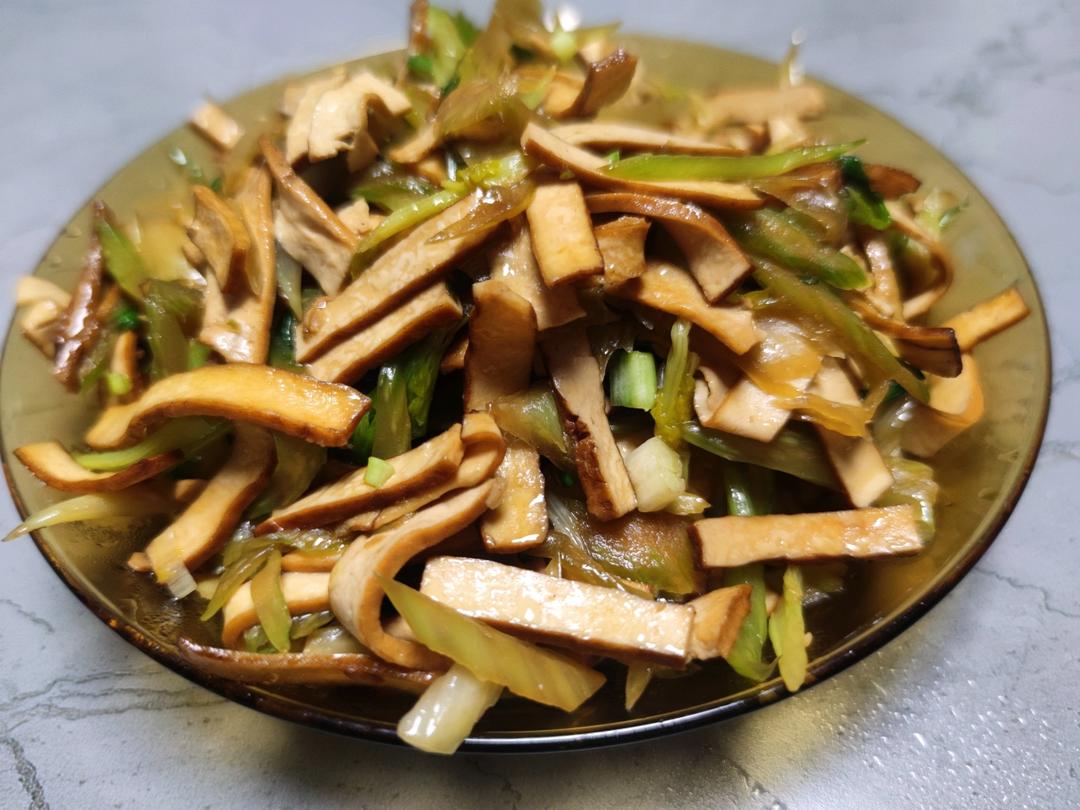 让何老师好吃到哭的同款芹菜炒香干，真的超美味