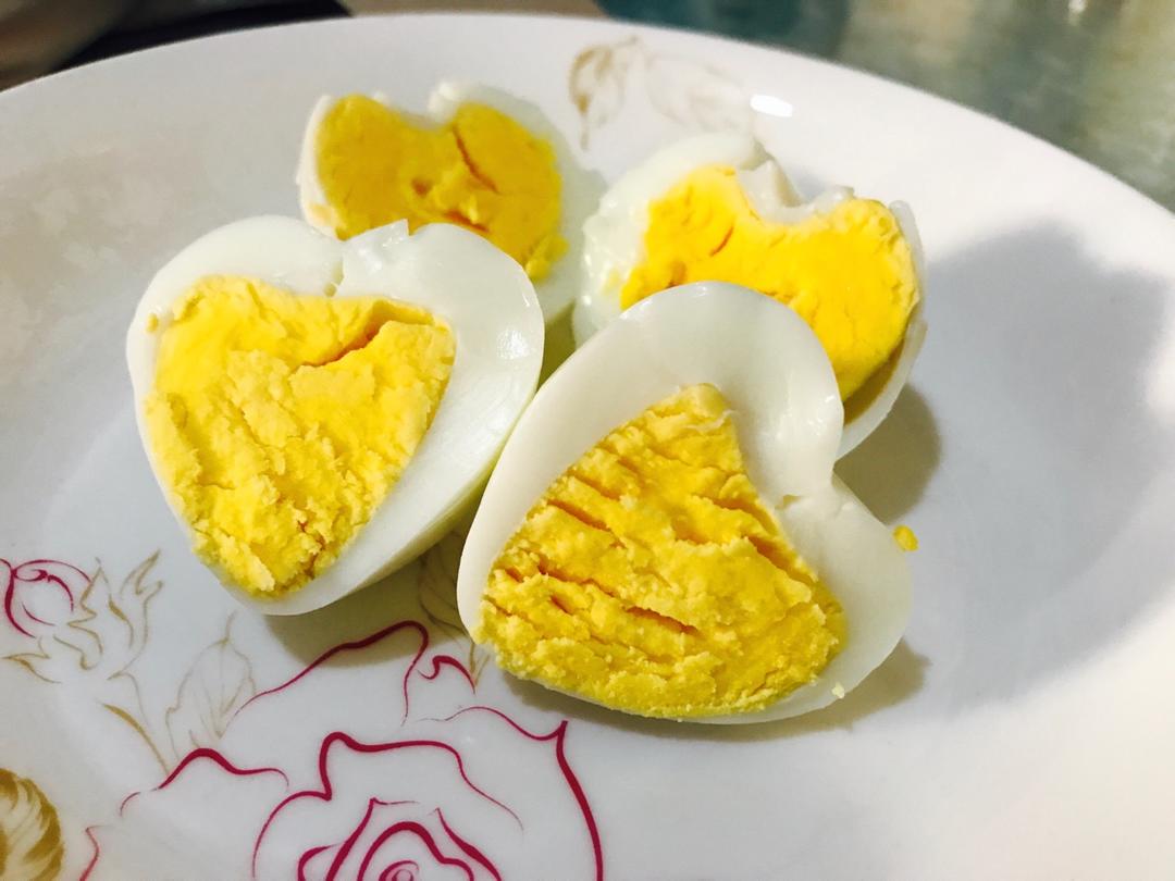 温馨宝蓓做的心形煮鸡蛋