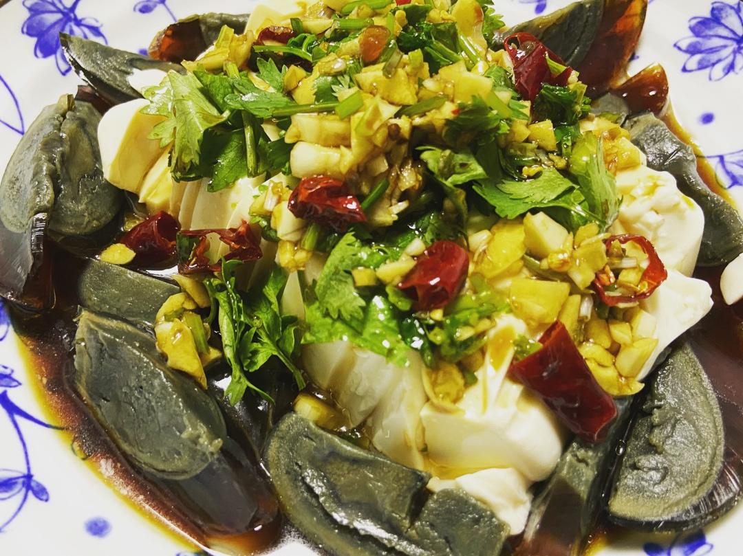 凉拌皮蛋豆腐，有着万能的灵魂调味汁浇头，只能说鲜美！