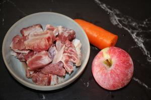 苹果胡萝卜排骨汤，润燥清肺的做法 步骤1