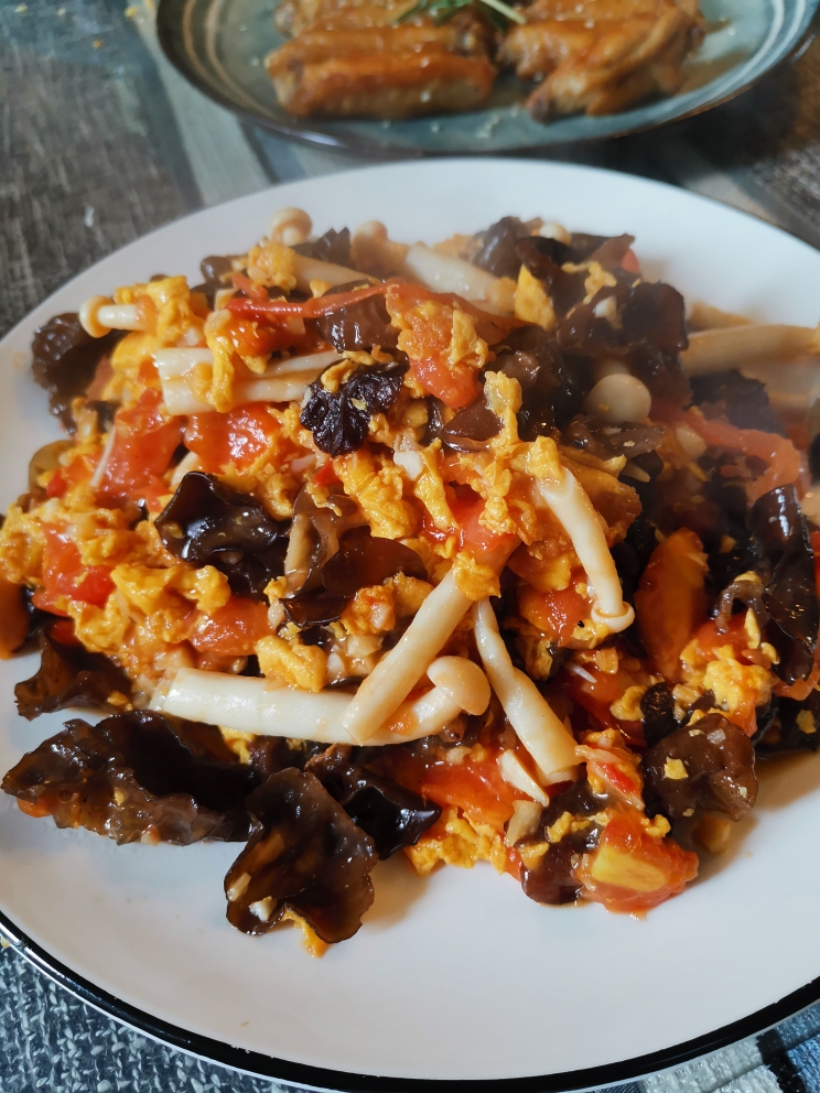 番茄炒蛋烩木耳海鲜菇的做法